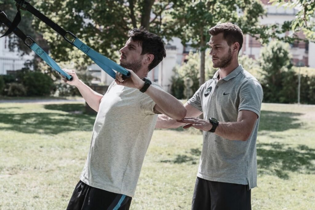 Un coach Domicil'Gym en séance photo avec l'un de ses clients.