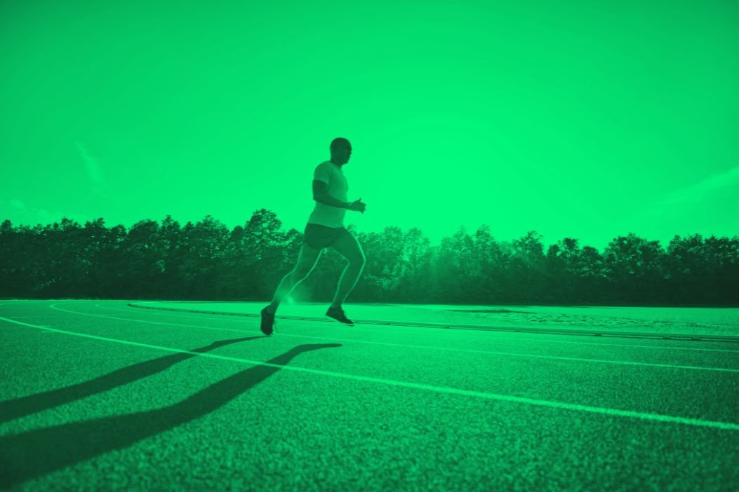 Un homme fait de la course à pied grâce à son coach sportif.